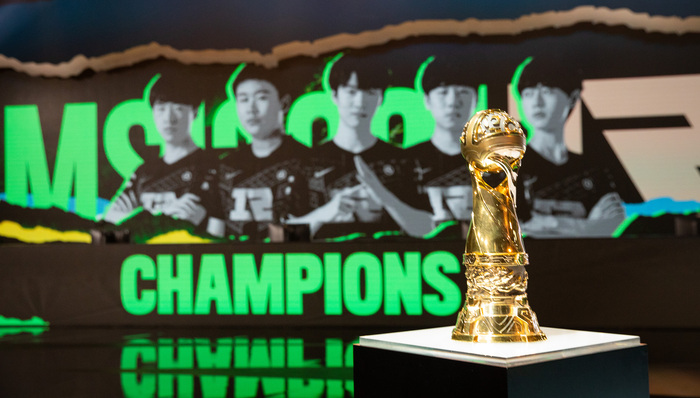 时隔三年RNG在英雄联盟季中赛再夺冠，Gala获封MVP