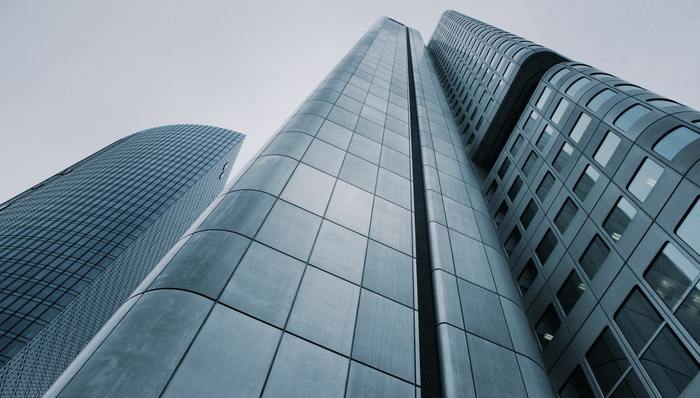 巨人大厦,烂尾楼,预算超支