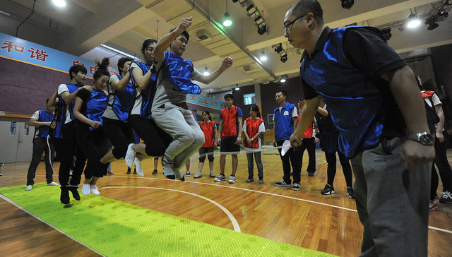 年轻人为什么反感团建？素拓、拉练还有洗脑……