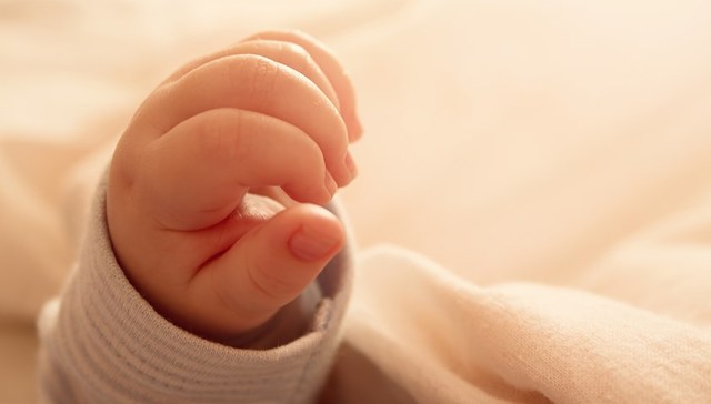 为何实施三孩生育政策？卫健委：全国结婚人数连续7年下降