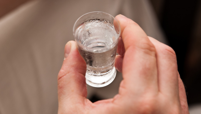 酒类销售,业务转型,营收双降