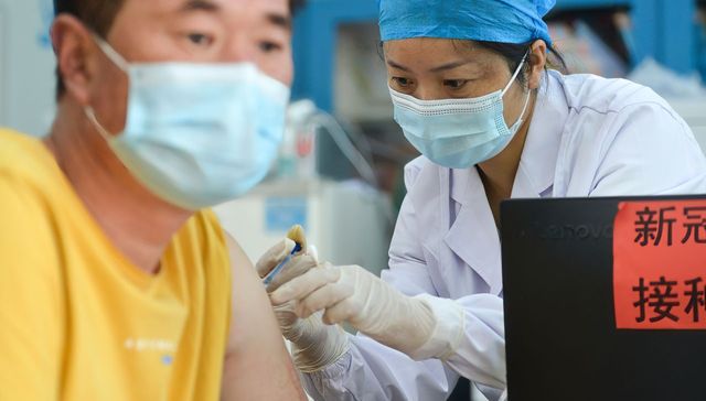 亚洲新冠疫苗接种落后欧美多远？经济影响几何？三图看懂