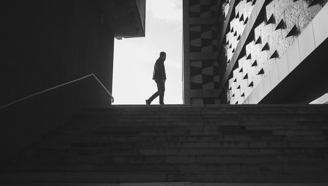 诗人韩东：我是那个走着但几乎是停止不动的人 | 一诗一会