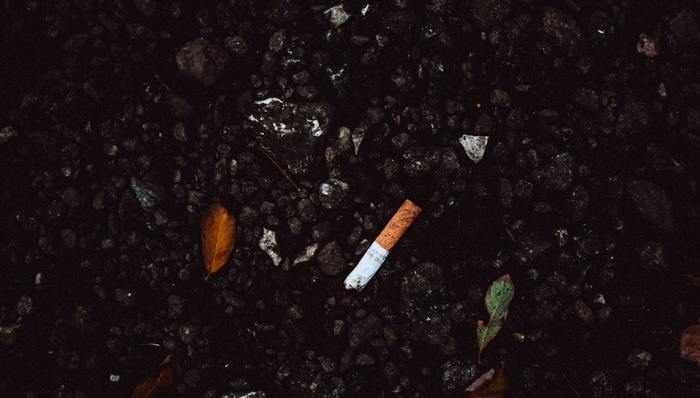 思摩尔,股价腰斩