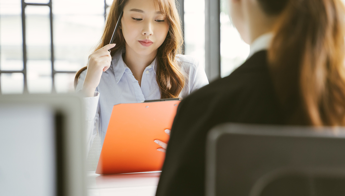 “招聘暴力”滋生，年轻一代选择反抗