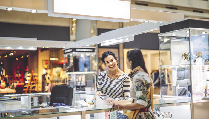 导购员报告：收入低，流失率高，“早晚班”成工作常态