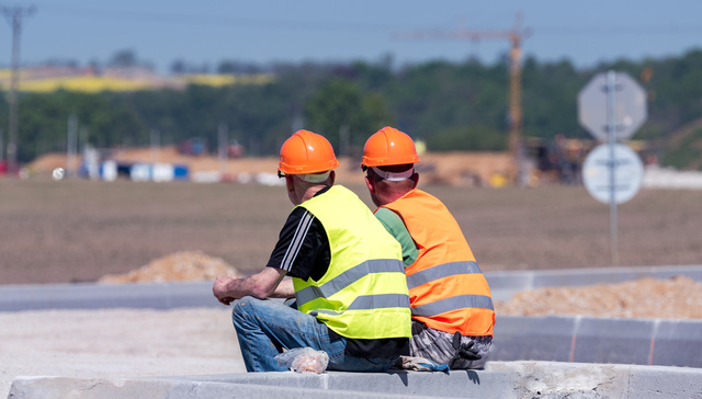 那个留在富士康的30岁工人，后悔了吗？