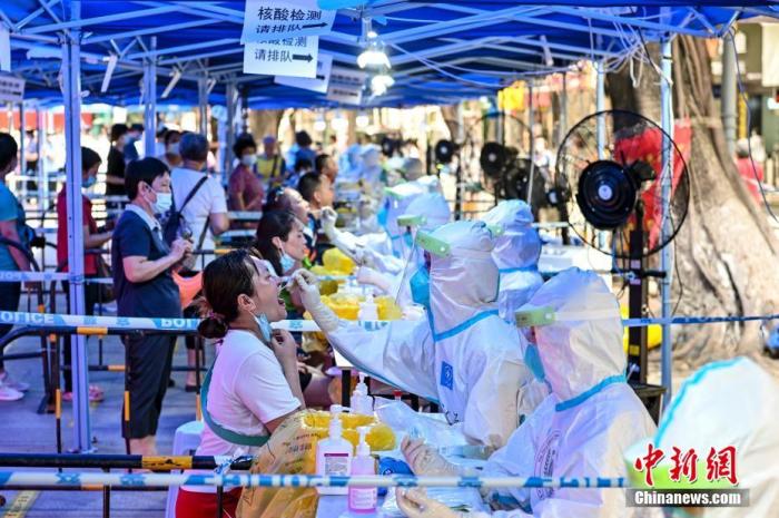 6月10日，广东省广州市，市民在荔湾区龙津华府临时核酸检测点接受核酸检测。当日，广州市荔湾区金花、西村、南源、逢源、多宝、龙津、昌华、岭南、华林、沙面、站前、彩虹、桥中等13条街道辖区内全体居民进行新一轮全员核酸检测。 a target='_blank' href='http://www.chinanews.com/'p中新社/a记者 陈骥旻 摄 