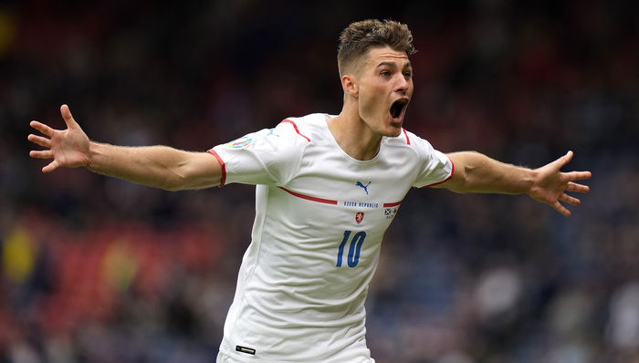 在欧洲杯奉上神仙吊射，他是捷克中锋希克