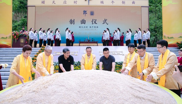 透过郎酒端午制曲看匠心，对品质的极致追求是郎酒发展源动力