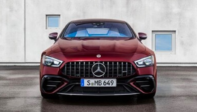 纽北最速四门轿车迎来改款，乘坐舒适性大幅提升