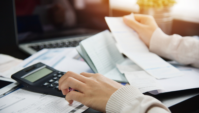 税务会计基层员工需求大，薪资偏低，近六成年薪在8万元以下