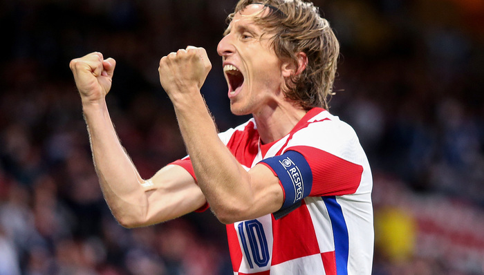 欧洲杯早报 | 英格兰小胜获小组头名，魔笛传射助克罗地亚上岸