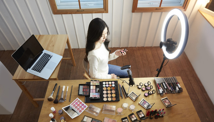 门槛为零，手握流量的网红“自创”美妆品牌来到最好的年代