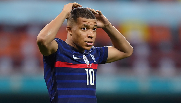 4场比赛狂射14脚零进球，姆巴佩暂时难接班C罗梅西