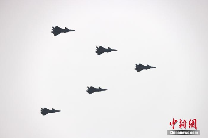 7月1日上午，庆祝中国共产党成立100周年大会在北京天安门广场隆重举行。图为大会开始前的飞行庆祝表演，歼-20战机飞过天安门广场上空。 a target='_blank' href='http://www.chinanews.com/'p中新社/a记者 盛佳鹏 摄