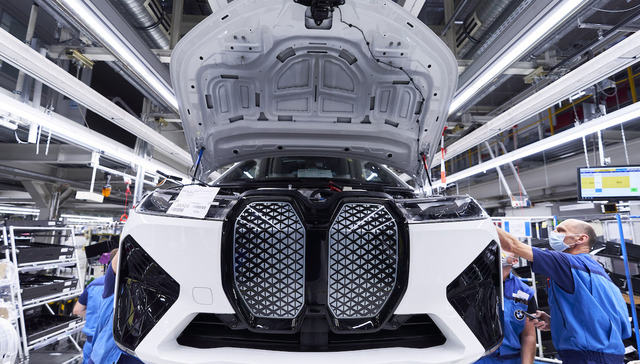 宝马纯电动旗舰SUV车型iX在德国丁格芬工厂量产