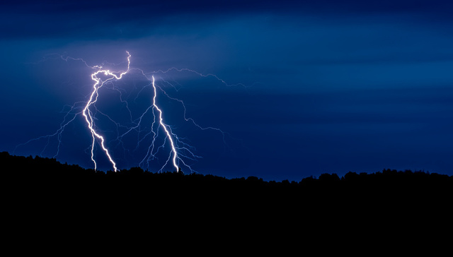 诗人朱朱：以千万道闪电在一个词语上纵深 | 一诗一会