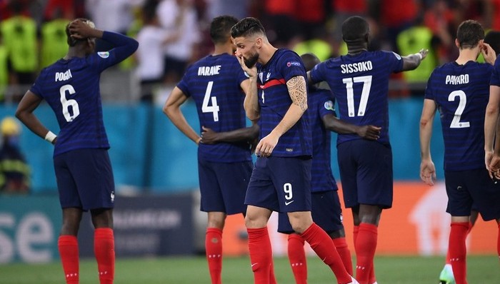 法国队大热出局爆内讧：8名球员6种矛盾，进四球的本泽马成了“背锅侠”