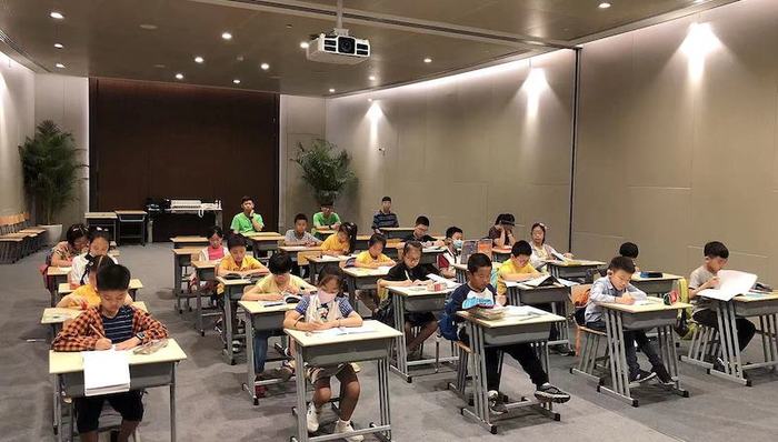 暑托班,上海,内卷,鸡血娃,教育,上海中心,楼事会