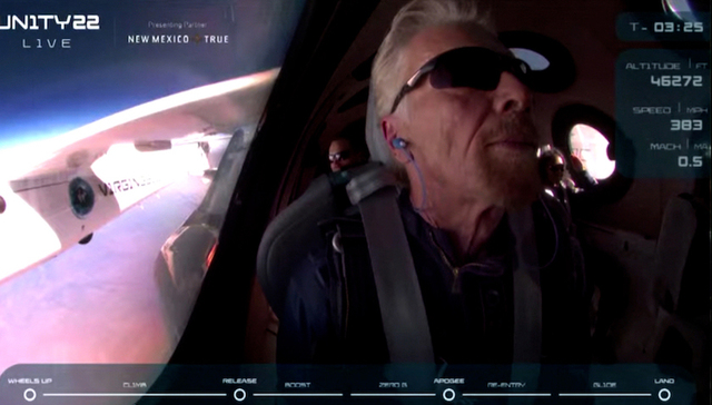 比世界首富早9日：布兰森乘自家太空船成功“触天”