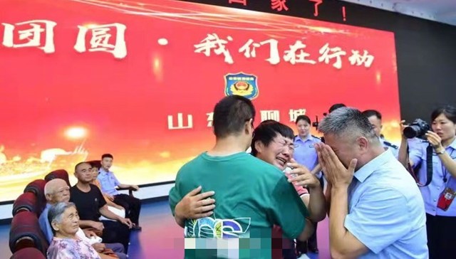电影《失孤》原型郭刚堂找到被拐24年的儿子，2名嫌犯被抓获