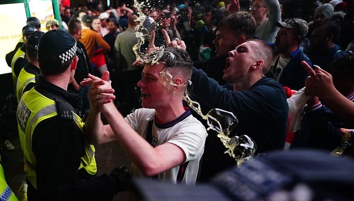 悲情英格兰55年大赛无冠，场外球迷失控引发暴乱