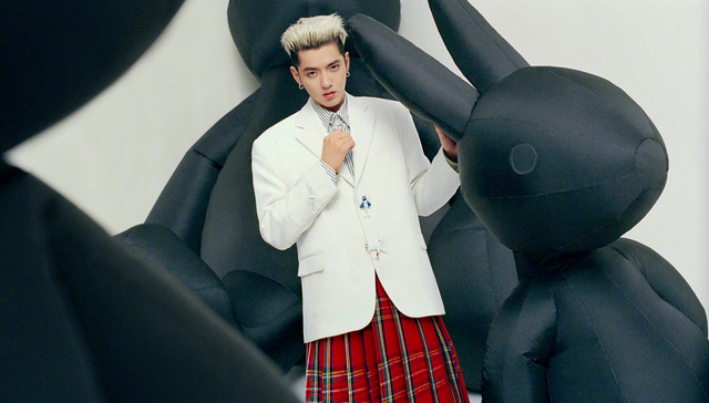 刚刚过去的这个春天，百褶裙是时髦男性的最爱单品