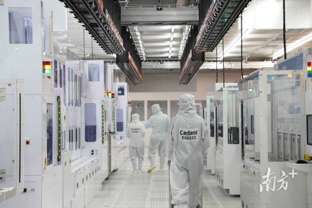 粤芯半导体工作人员在无尘生产车间工作。受访者供图