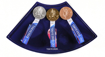 东京奥运会“自助式颁奖”，获奖选手自己佩戴奖牌