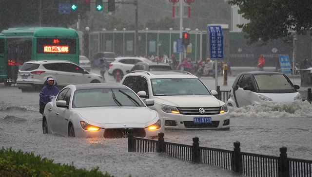 暴雨严重影响郑州交通：地铁站进水、在建地铁塌方、火车折返、电动公交停运