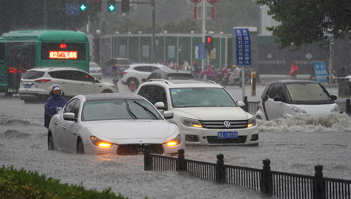 暴雨严重影响郑州交通：地铁站进水、在建地铁塌方、火车折返、电动公交停运