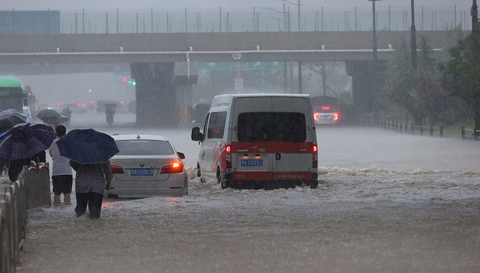 郑州地铁5号线被困隧道，车厢内水位一度齐胸