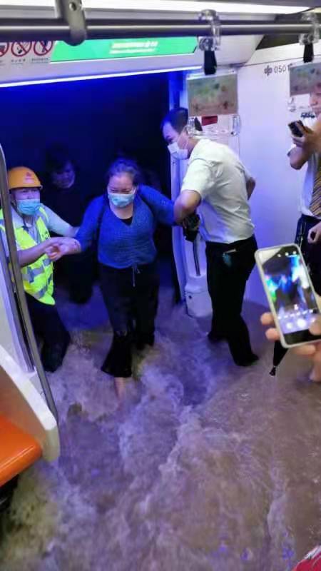 【深度】复盘郑州地铁五号线救援：乘客砸窗自救，妇孺先撤离