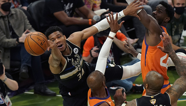 密尔沃基雄鹿时隔50年再夺NBA总冠军，“字母哥”爆砍50分保罗再梦碎