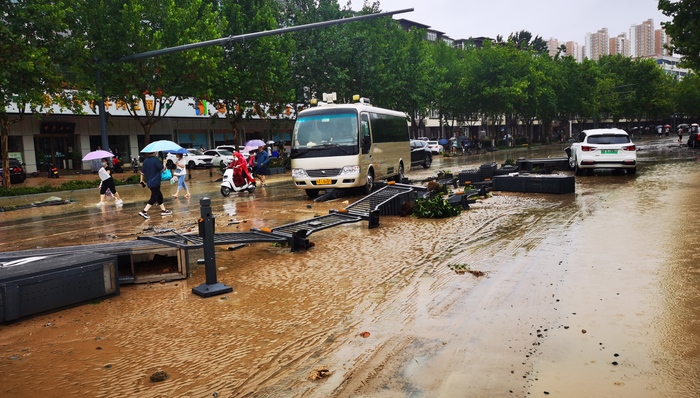 暴雨下郑州医院断电告急!大型医院如何紧急应对突发灾害?