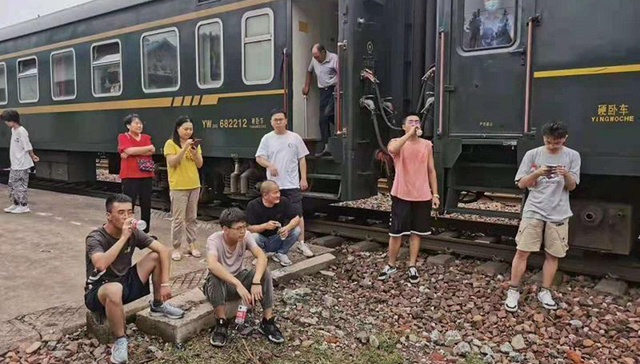 河南暴雨致35趟列车被困，部分已临停50小时，物资陆续送达