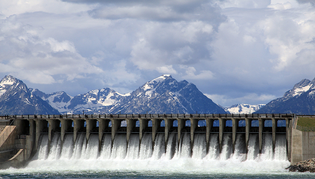 财说| 控股股东变相低价增持？国投电力定增引争议，股价重挫只是开始