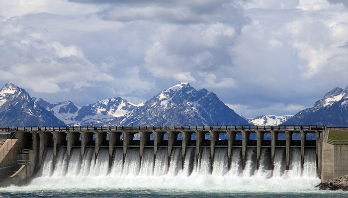 财说| 控股股东变相低价增持？国投电力定增引争议，股价重挫只是开始
