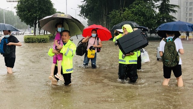 河南新乡鹤壁等市受灾严重：半个村庄的人在房顶上等救援