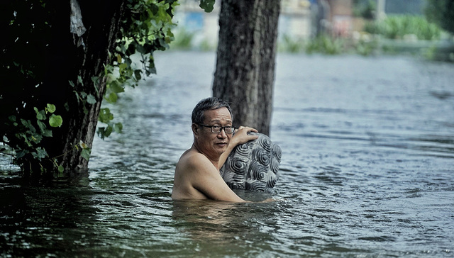 【现场】直击新乡暴雨灾后现场，民间救援队紧急出动