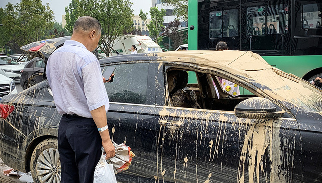 【现场】京广隧道内外：被淹没的汽车和寻车人