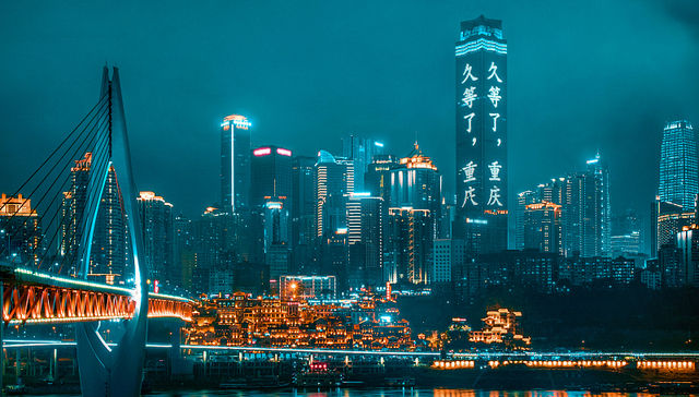 在异乡书写原乡：虹影如何理解旧日重庆与时代激荡中的中国人？