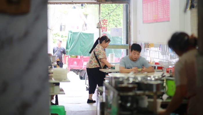 【特写】网红救不了大城市里的苍蝇馆子