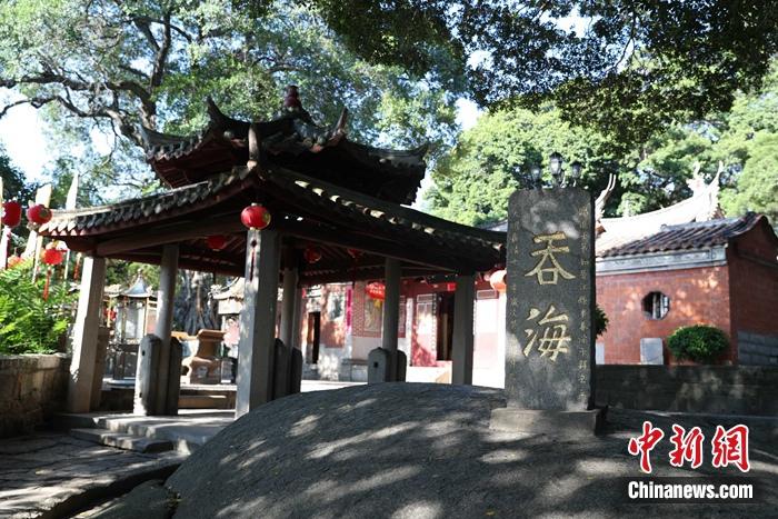 7月8日，泉州真武庙内的明代“吞海”石碑。蒋启明 摄