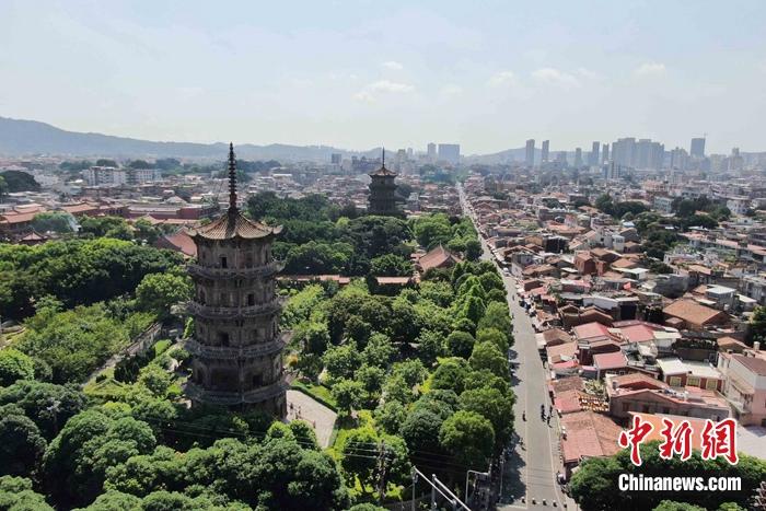 7月9日，航拍泉州开元寺东西塔。蒋启明 摄