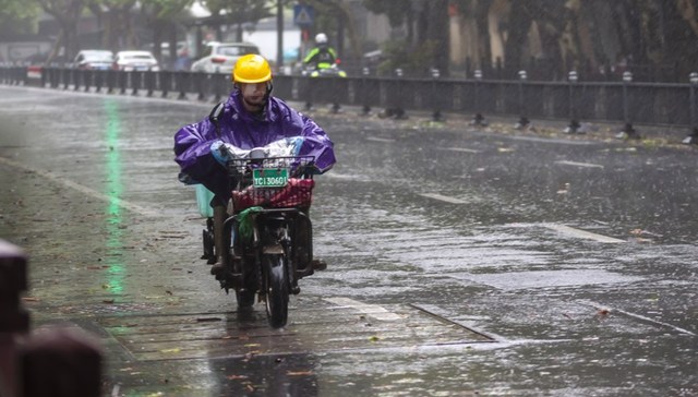 发改委：极端天气等非常情况下，该停学的停学，该停运的停运
