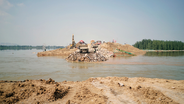 【现场】连夜围堵，抢救险情：直击河南新乡共产主义渠决口堤坝合拢