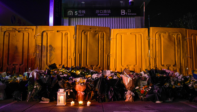 【现场】 郑州地铁5号线站前，民众献花悼念遇难者