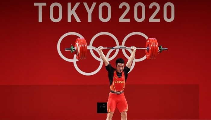 中国军团 | 石智勇卫冕奥运冠军，中国举重队在东京首破世界纪录